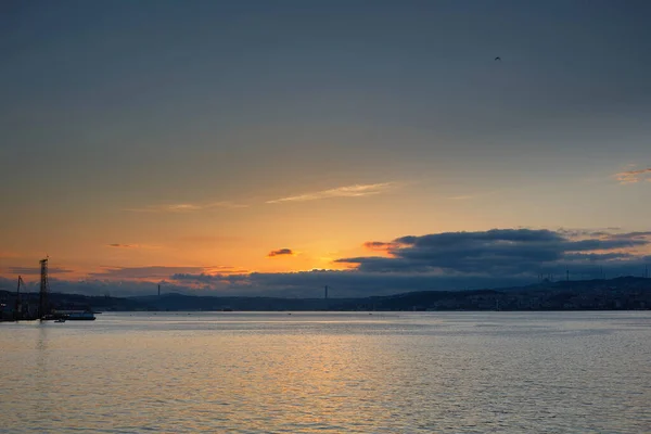黎明时分 在海面上 海景与升起的太阳在博斯普鲁斯海峡之上 土耳其伊斯坦布尔 — 图库照片
