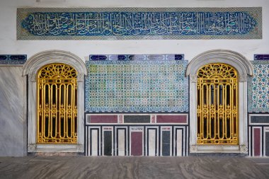 Sultan 'ın sarayının antik duvarı. Desenli fayanslar. Müslüman sanatı. Türk Sultanının Antik Sarayı