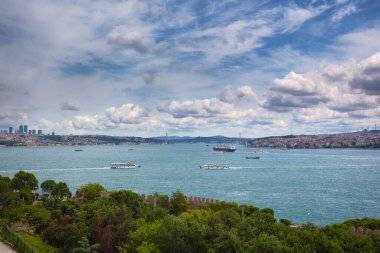 Şehir ve deniz, Boğaz Boğazı, İstanbul, Türkiye. Yolculuk.