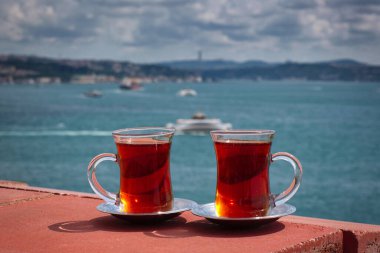 İstanbul 'da İstanbul Boğazı' nın fotoğrafında iki fincan çay ve çay yer alıyor. Günaydın.!