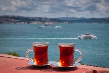 İstanbul 'da İstanbul Boğazı' nın fotoğrafında iki fincan çay ve çay yer alıyor. Günaydın.!