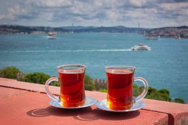 İstanbul 'da İstanbul Boğazı' nın fotoğrafında iki fincan çay ve çay yer alıyor. Günaydın.!