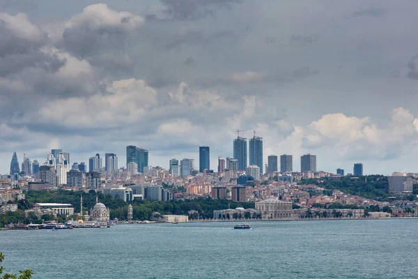 Två Koppar Svart Tefat Står Ett Foto Bosporen Istanbul God — Stockfoto