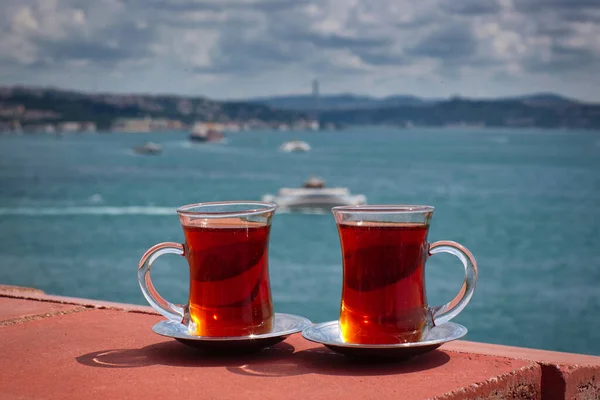 Dos Tazas Con Negro Platillos Encuentran Una Foto Del Bósforo — Foto de Stock