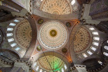Caminin kubbesi içeriden. Cami içi. İslam İslam sanatı. Yeni Cami, İstanbul, Türkiye.