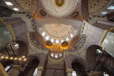 Caminin kubbesi içeriden. Cami içi. İslam İslam sanatı. Yeni Cami, İstanbul, Türkiye.