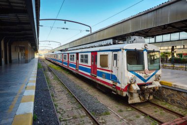 Haydarpaa tren istasyonundaki eski elektrikli tren. İstanbul, Türkiye.