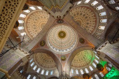Caminin kubbesi içeriden. Cami içi. İslam İslam sanatı. Yeni Cami, İstanbul, Türkiye.