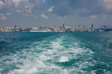 Gemiden gelen dalgalar. Bir deniz teknesinden şehir ve deniz manzarası. İstanbul, Türkiye 'ye Seyahat.