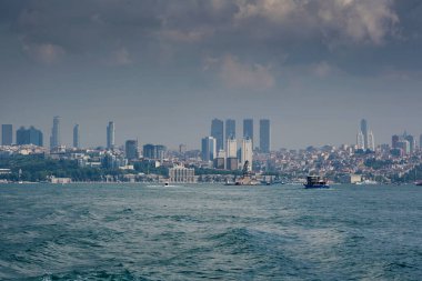 Gemiden gelen dalgalar. Bir deniz teknesinden şehir ve deniz manzarası. İstanbul, Türkiye 'ye Seyahat.