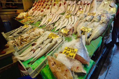 İstanbul 'da bir sokak marketinde deniz ürünleri. Donmuş balık, balık filetosu, balık bifteği..