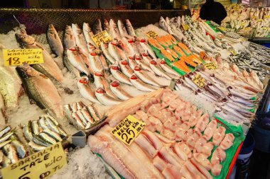 İstanbul 'da bir sokak marketinde deniz ürünleri. Donmuş balık, balık filetosu, balık bifteği..