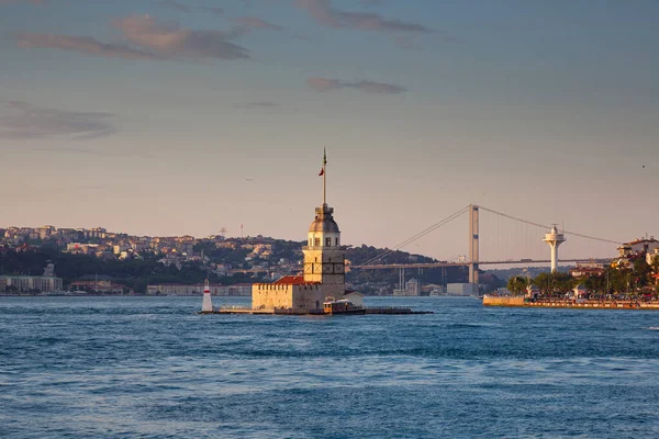 Akşamları Stanbul Boğaz Manzarası Bakire Kulesi Köprü Stanbul Türkiye Seyahat — Stok fotoğraf