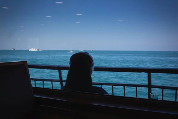 Relaxa Uma Rapariga Com Auscultadores Ouve Música Num Navio Mar — Fotografia de Stock