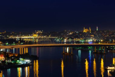 Altın Boynuz Koyu 'nun gece manzarası, köprüler, camiler, İstanbul' un tarihi merkezi. Evlerin ışıkları açık. İstanbul 'a yolculuk