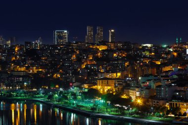 Deniz koyunun manzarası Golden Horn, geceleri şehir, gökdelenler. Evlerin ışıkları açık. İstanbul 'a yolculuk