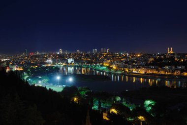 Deniz koyunun manzarası Golden Horn, geceleri şehir, gökdelenler. Evlerin ışıkları açık. İstanbul 'a yolculuk