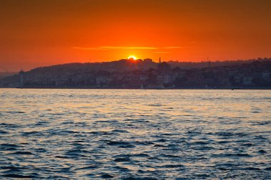 Güneş ufukta belirdi sadece. Şehrin ve denizin arka planına karşı şafak. İstanbul, Türkiye 'ye Seyahat.