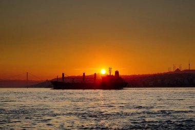 Boğaz Boğazı. Güneş ufuktan doğuyor, deniz, büyük bir gemi geçiyor. İstanbul, Türkiye 'ye Seyahat.