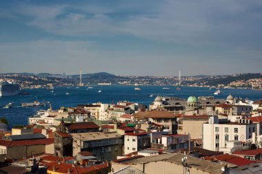 Şehrin ve denizin güzel manzarası, deniz boğazı, köprü, gemiler. İstanbul, İstanbul ve Türkiye 'ye Seyahat.