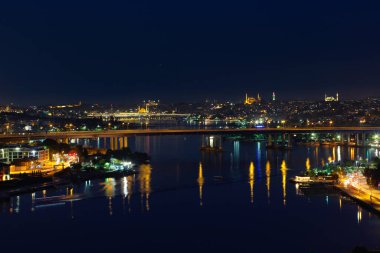 Altın Boynuz Koyu 'nun gece manzarası, köprüler, camiler, İstanbul' un tarihi merkezi. Evlerin ışıkları açık. İstanbul 'a yolculuk