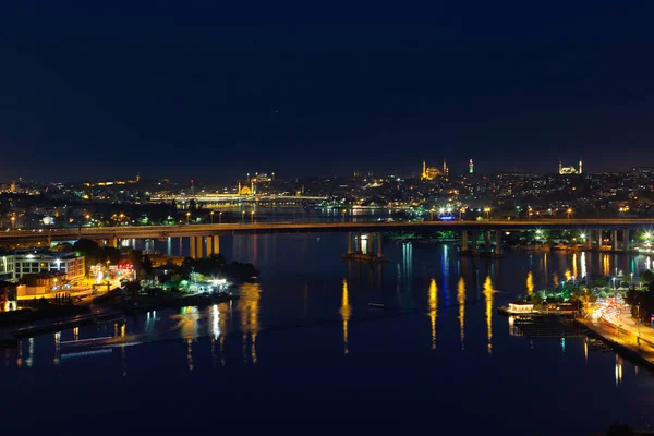 Ночной Вид Бухту Золотой Рог Мосты Фасады Исторический Центр Стамбула — стоковое фото