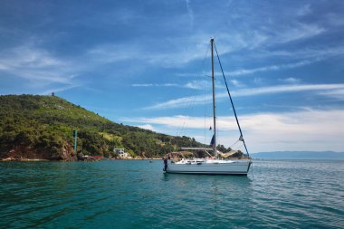 Adanın yakınındaki denizde beyaz bir yat. Büyükada, Adalar, Prens Adaları, İstanbul, Türkiye 'ye Seyahat