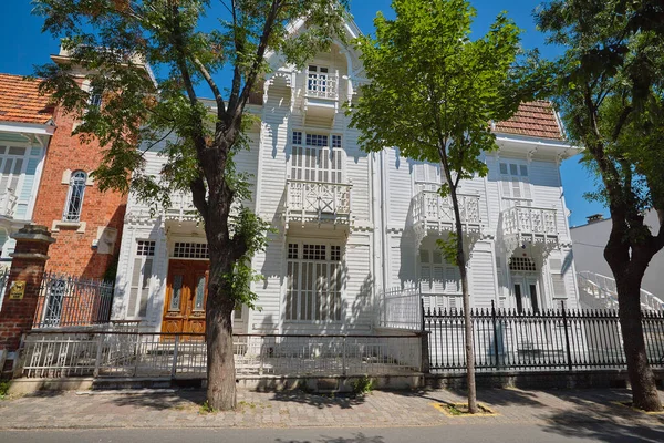 Antigua Casa Blanca Madera Persianas Balcones Madera Grandes Árboles Hoja — Foto de Stock