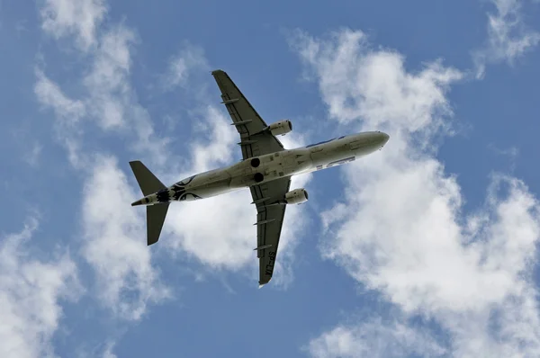 Vliegtuig overhead — Stockfoto