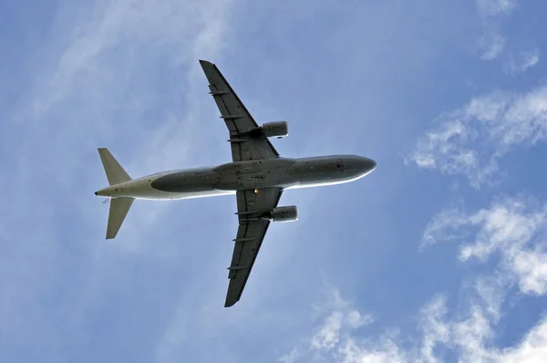 Flugzeug über Kopf — Stockfoto