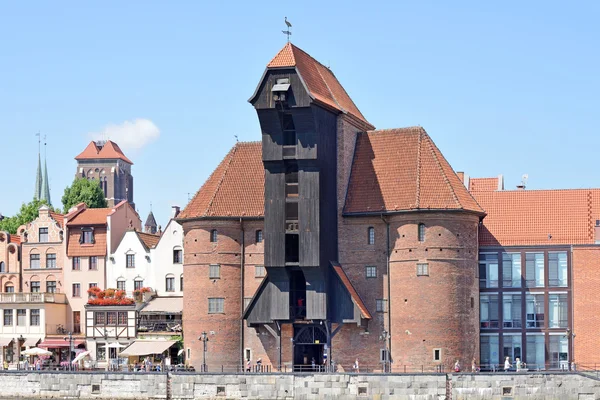 Der mittelalterliche Hafenkran über dem Fluss Motlawa in Danzig, Polen — Stockfoto