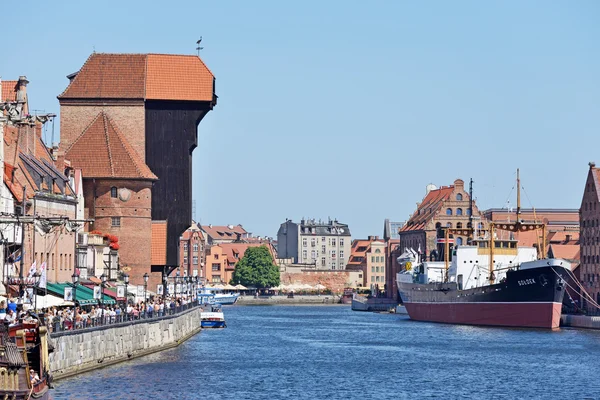 Den medeltida hamnkranen vid motlawa-floden i gdansk, Polen — Stockfoto