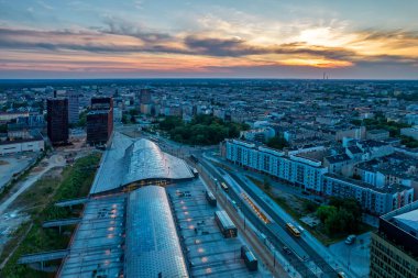 Lodz Fabryczna Tren İstasyonu. Lodz şehrinin gece manzarası.