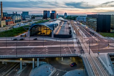 Lodz Fabryczna Tren İstasyonu. Lodz şehrinin gece manzarası.