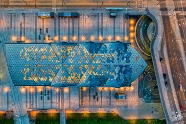 Lodz Fabryczna Tren İstasyonu. Lodz şehrinin gece manzarası.