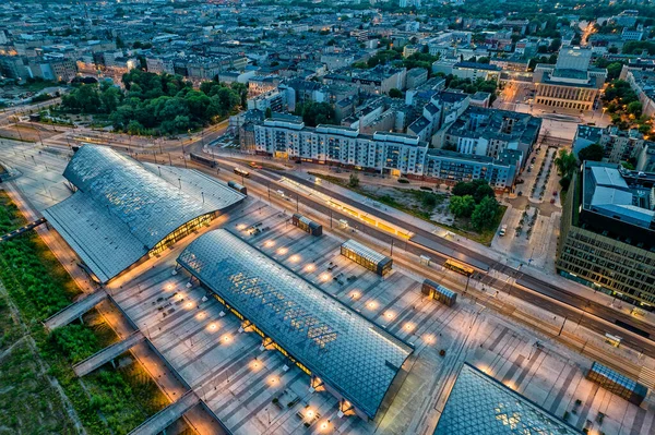 Lodz Fabryczna Tren İstasyonu. Lodz şehrinin gece manzarası.