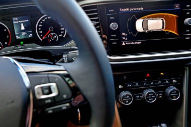 Yolcu vagonundaki gösterge paneli. Araba saatleri.