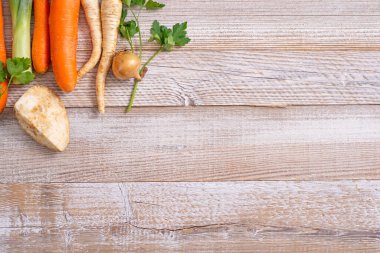 Ahşap bir masa üzerinde çeşitli sebze.