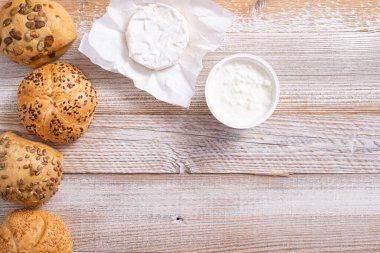 Tahta bir masada ekmek ve peynir..