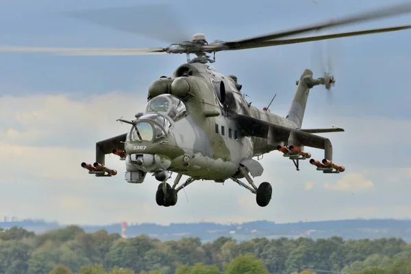 Militärflugzeug Kampfhubschrauber — Stockfoto