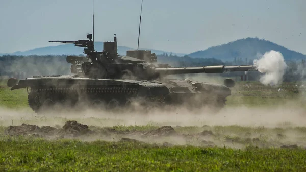 Tanque Campo Batalha Ataque — Fotografia de Stock