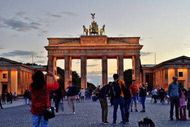 Brandenburg Kapısı (Brandenburger Tor) Berlin, Almanya.