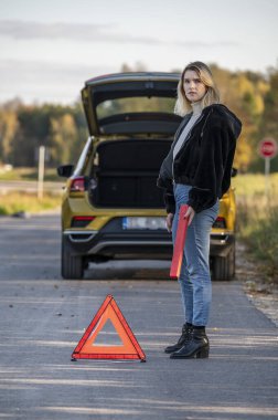 Yol yardımı bekleyen bir kadın..