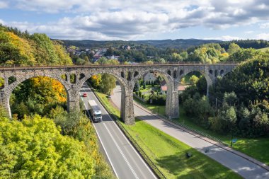 Lewin Klodzki 'deki taştan viyadük. Polonya.