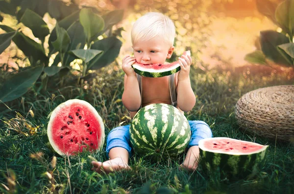 Child Eating Watermelon Grass — Stockfoto