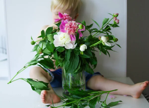 Small Child Hiding Flowers – stockfoto