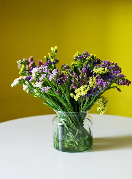Άγρια Λουλούδια Ένα Βάζο Πάνω Στο Τραπέζι Φωτογραφία Αρχείου