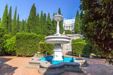 Kırım. Gaspra. Rodina Sanatoryum Parkı. Çeşme