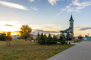 Naberezhnye Chelny 'deki Tauba Camii batan güneşte