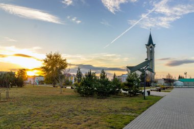 Naberezhnye Chelny 'deki Tauba Camii batan güneşte
